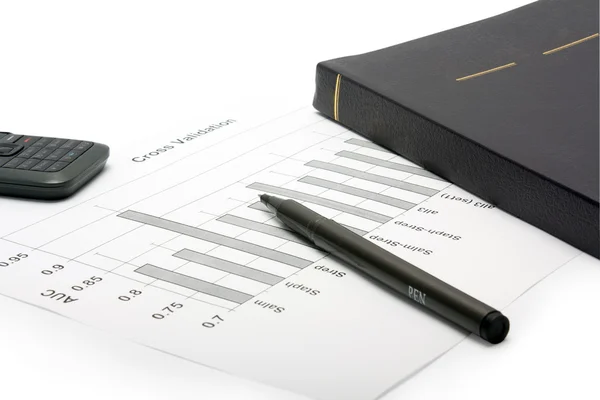 Długopis, telefon komórkowy, notebook i sprawozdania finansowego — Zdjęcie stockowe