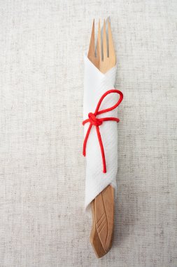 çatal ve peçete keten bir malzeme üzerinde bir bıçak