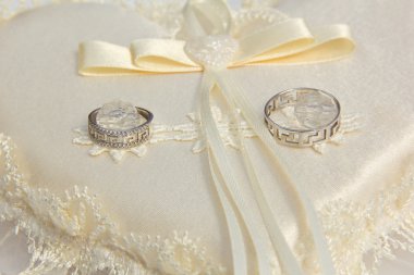 bir yastık üzerinde iki alyans