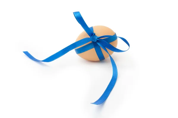 Egg with blue ribbon and bow — Stock Photo, Image