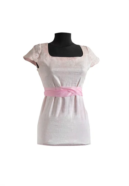 Светло-розовое платье с розовой лентой на манекене — стоковое фото