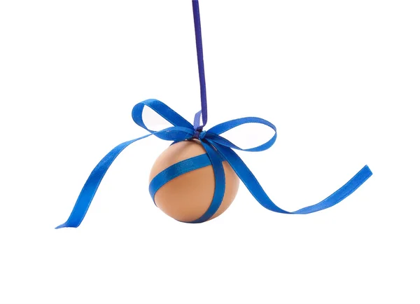 Hanging egg with blue ribbon and bow — Stock Photo, Image