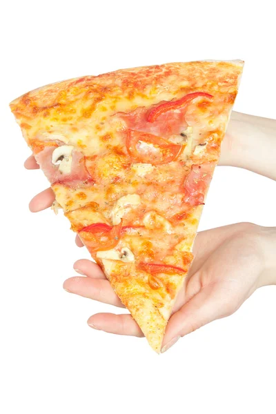 Morceau d'une pizza en donnant des mains — Photo