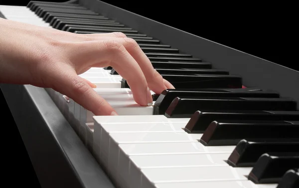 Kvinnans hand spela piano — Stockfoto