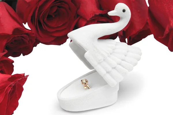 Anillo de oro en una caja en forma de cisne sobre rosas en gotas de rocío —  Fotos de Stock