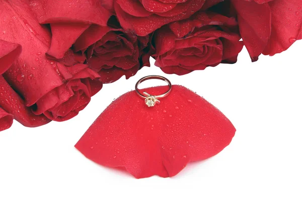 Zlatý prsten na listu růže — Stock fotografie