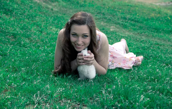 Menina segurando um coelho branco — Fotografia de Stock