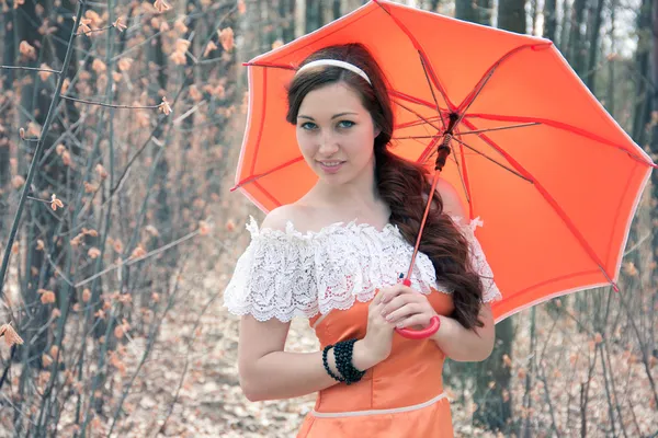 Улыбающаяся девушка с декоративным зонтиком — стоковое фото