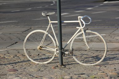 bir anıt olarak beyaz Bisiklet 