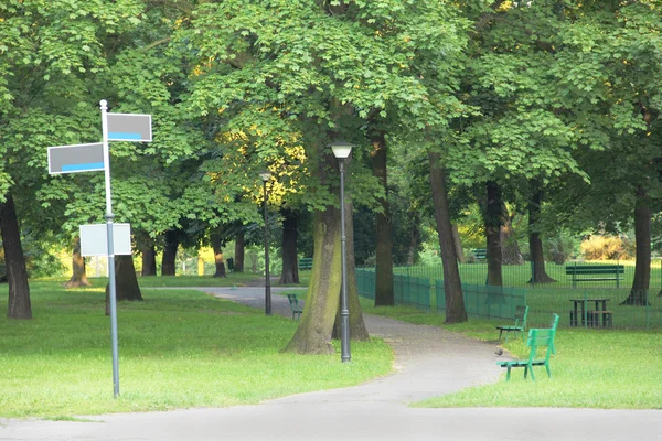 Zielony park z drogowskazem — Zdjęcie stockowe