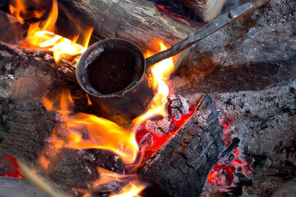 Cezve en la hoguera ardiente —  Fotos de Stock