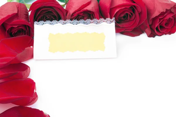 Carte cadeau vierge dans le cadre de roses rouges — Photo