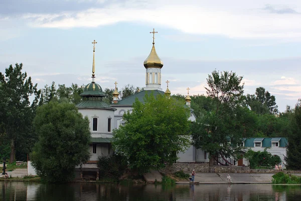 空の背景の川の近くの正教会 — ストック写真