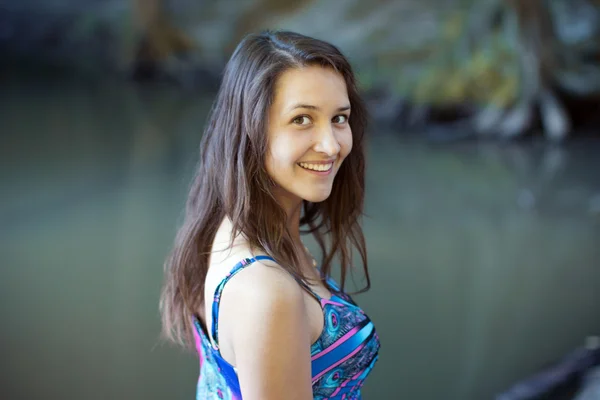 Menina sorridente em um sundress em um fundo borrado — Fotografia de Stock