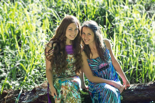 Amistad sonriendo dos niñas — Foto de Stock