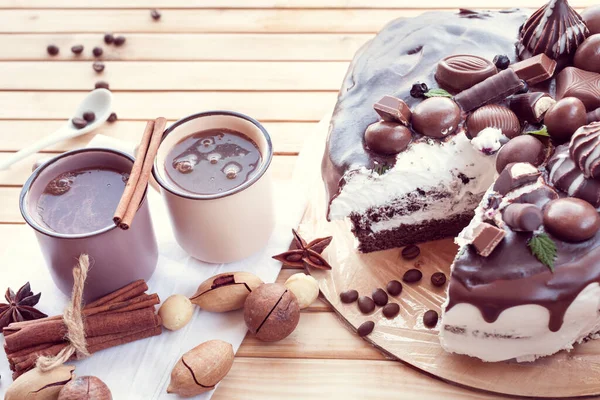 Pastel Chocolate Decorado Con Chocolates Con Nueces Macadamia Dos Tazas — Foto de Stock