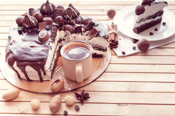 Pastel Chocolate Decorado Con Chocolates Con Nueces Macadamia Una Taza — Foto de Stock