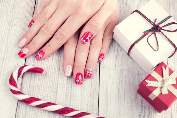 Kunst Kerst Manicure Vrouwelijke Handen Foto Een Witte Houten Achtergrond — Stockfoto