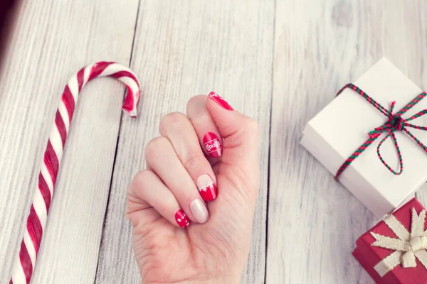 Kunst Kerst Manicure Vrouwelijke Hand Foto Een Witte Houten Achtergrond — Stockfoto