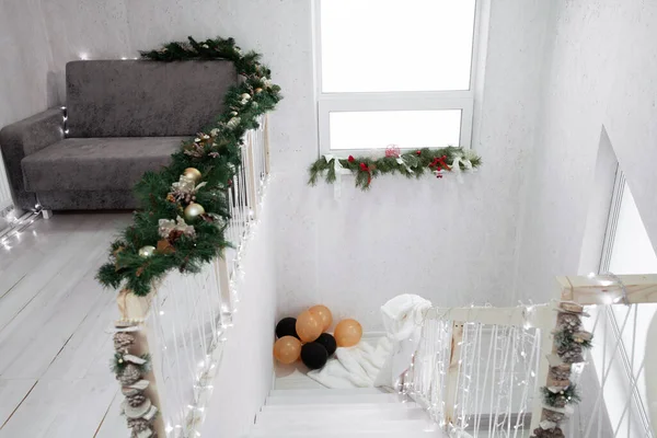 Gemütliche Lobby Einrichtung Für Weihnachten Mit Sofa Und Girlanden — Stockfoto