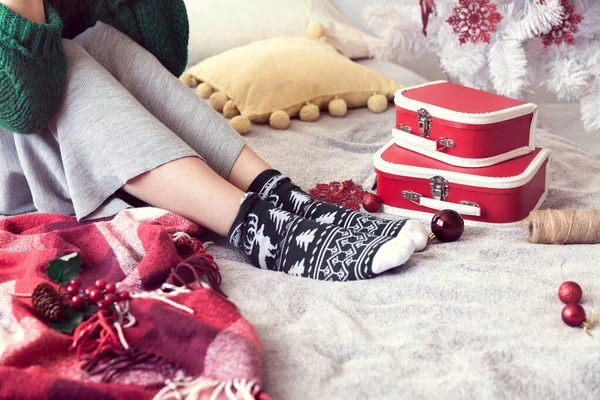 Piedi Femminili Nei Calzini Anno Nuovo Sullo Sfondo Dell Albero — Foto Stock