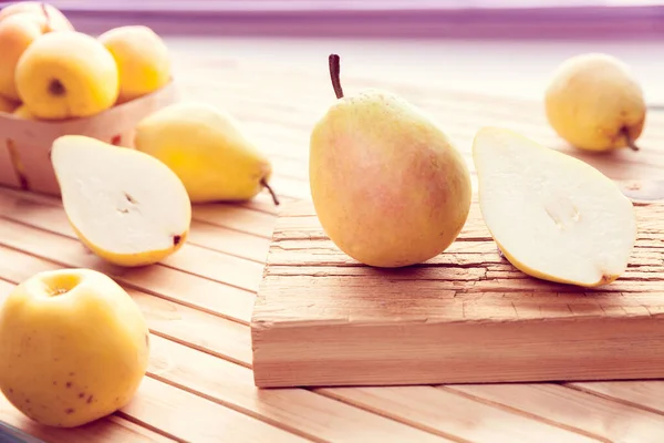 Päron Och Gula Äpplen Trä Bakgrund — Stockfoto