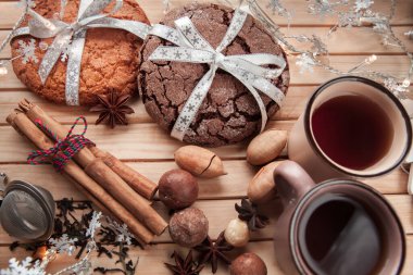 Baharatlı zencefilli ekmek, fındık ve iki kahve.