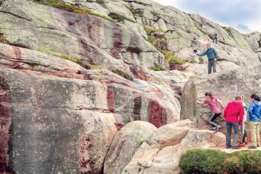 Norveç, Kjerag taşı - 24 Ağustos 2019: Norveç dağlarındaki Kjerag taşının dikiz manzarası