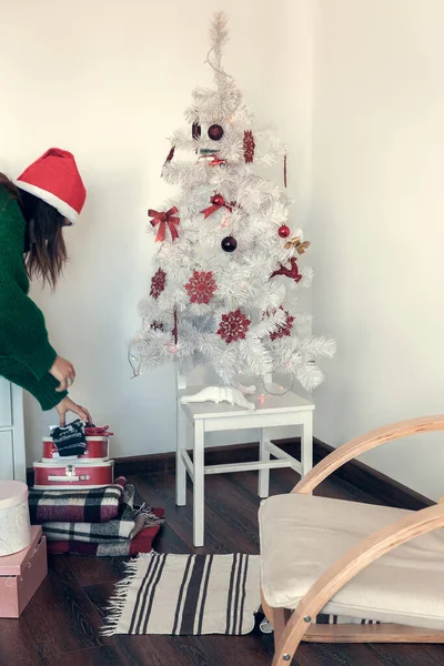 Mädchen Bereitet Sich Auf Weihnachten Auf Dem Hintergrund Des Weihnachtsbaums — Stockfoto