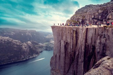 Norveç, Preikestolen - 23 Ağustos 2019: Norveç 'te Preikestolen' de fotoğraf çekmek için sırada bekleyen bir turist topluluğu