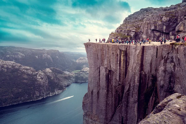 Noruega Preikestolen Agosto 2019 Una Multitud Turistas Esperando Fila Para Imagen De Stock