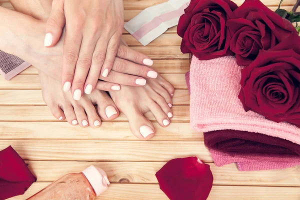 赤いバラ タオル クリームと美しさの女性の手と足のスキンケア — ストック写真