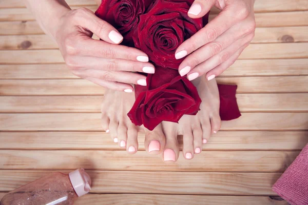 Spa Cuidado Piel Una Belleza Femenina Manos Pies Con Rosas — Foto de Stock