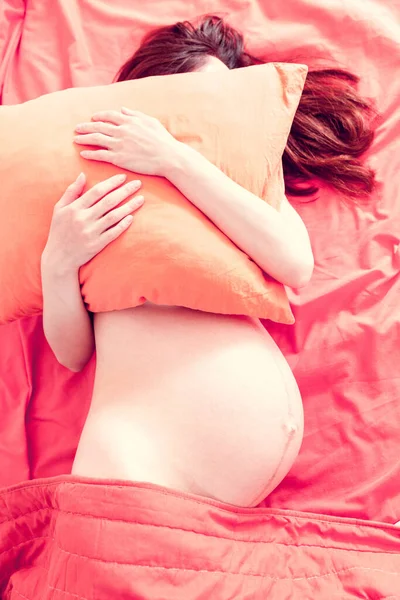Gravid Kvinna Liggande Säng Täckt Sitt Ansikte Med Orange Kudde — Stockfoto