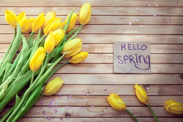 Bukiet Żółtych Tulipanów Napisem Hello Spring Drewnianym Tle — Zdjęcie stockowe