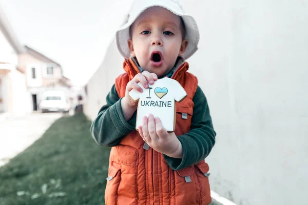 Toddler Holding Cookies Words Love Ukraine — Stock Photo, Image