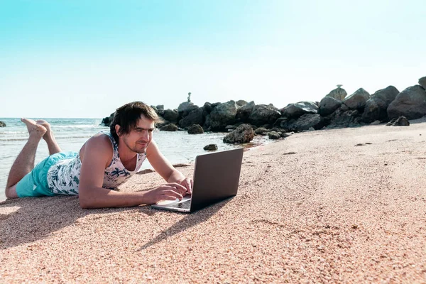 Uomo Con Computer Portatile Una Sabbia Sta Riposando Lavorando Come — Foto Stock