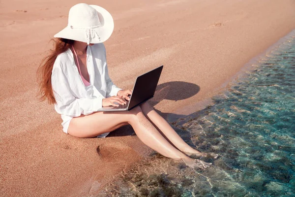 Woman Laptop Sand Resting Working Freelancer — Stock Photo, Image