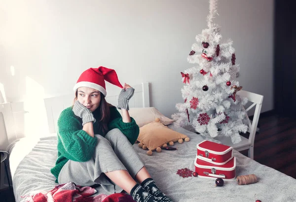 Smiling Girl Wearing Santa Claus Hat Sits Bed Background Christmas — Stock Photo, Image