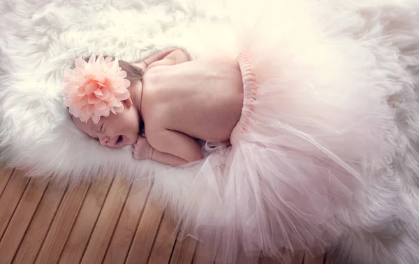Smiling Newborn Baby Girl Flower Her Hair Fluffy Blanket — Stock Photo, Image