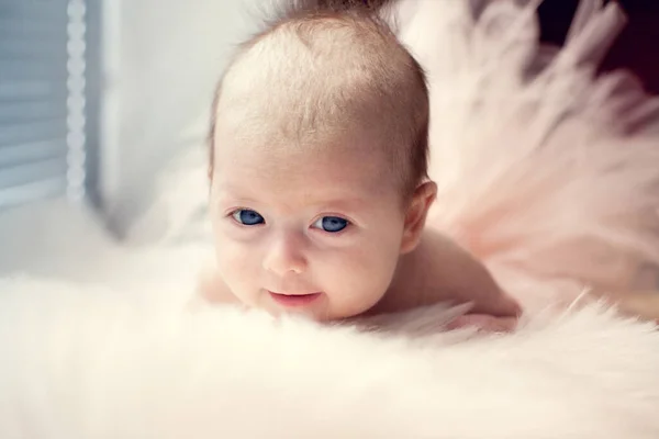 Smiling Newborn Baby Girl Fluffy White Blanket — Stock Photo, Image
