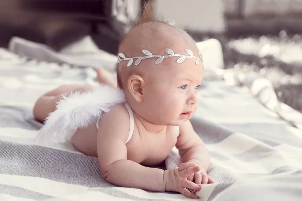 Newborn Baby Girl Blue Eyes Laurel Wreath Her Hair White — Stock Photo, Image