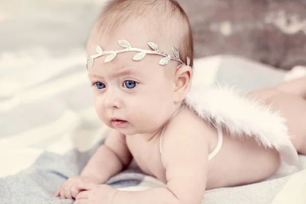 Newborn Baby Girl Blue Eyes Laurel Wreath Her Hair White — Stock Photo, Image
