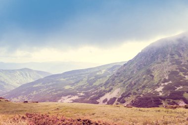 Sis içinde Karpat Dağları