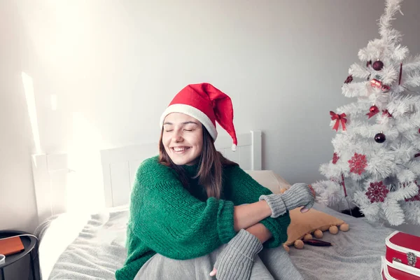 Smiling Girl Wearing Santa Claus Hat Sits Bed Background Christmas — Stock Photo, Image