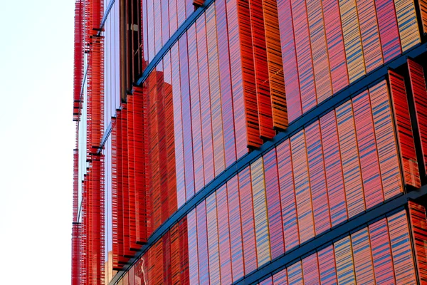 Çağdaş ofis binası ile renkli windows — Stok fotoğraf