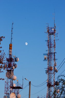 Mavi gökyüzü karşı çeşitli anten