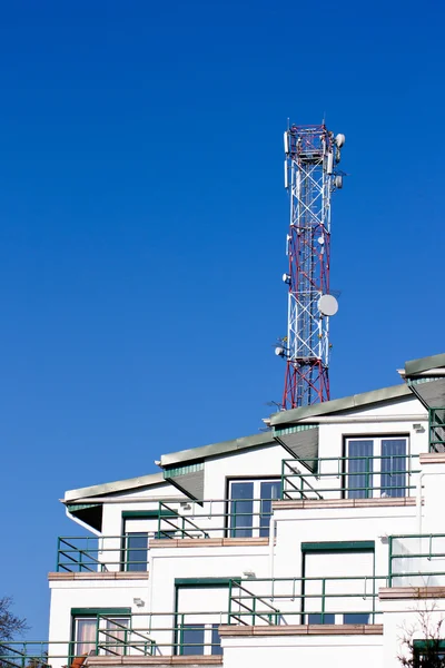 Verschillende antenne tegen blauwe hemel — Stockfoto