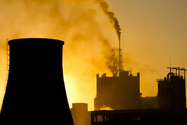 Fábrica de fertilizantes que contamina la atmósfera con humo y smog Imágenes de stock libres de derechos