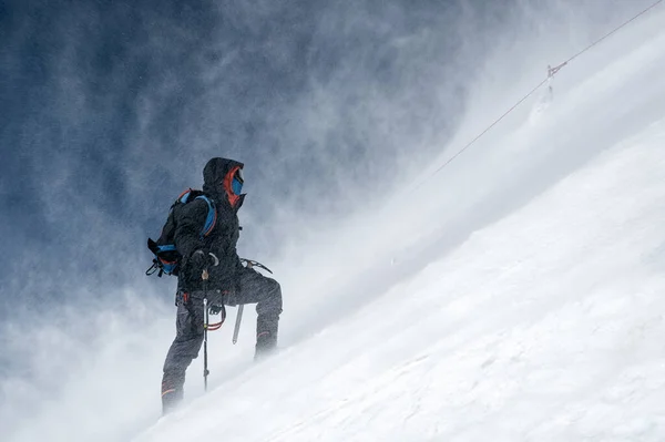 Horolezec jde na hory zimní výstup — Stock fotografie